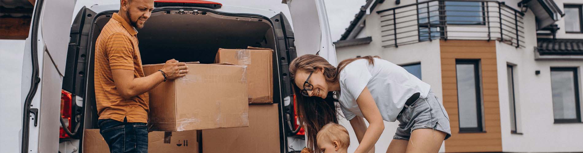 Image illustrative : Des individus s'affairant à emballer des cartons lors d'un déménagement, en suivant des astuces pratiques pour faciliter le processus.