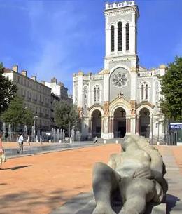 Facilité d'accès à votre box de self-stockage à Saint-Étienne : Optez pour notre solution pratique et sécurisée pour stocker vos biens en toute simplicité grâce à Interbox.