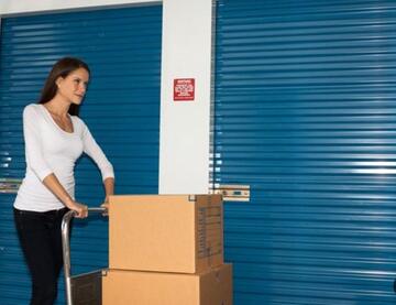Des personnes emballent des cartons lors d'un déménagement, en suivant des conseils pratiques pour faciliter le processus.