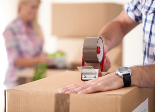 Image illustrative : Des personnes en train d'emballer des cartons lors d'un déménagement, en suivant des astuces pratiques pour rendre le processus plus facile.
